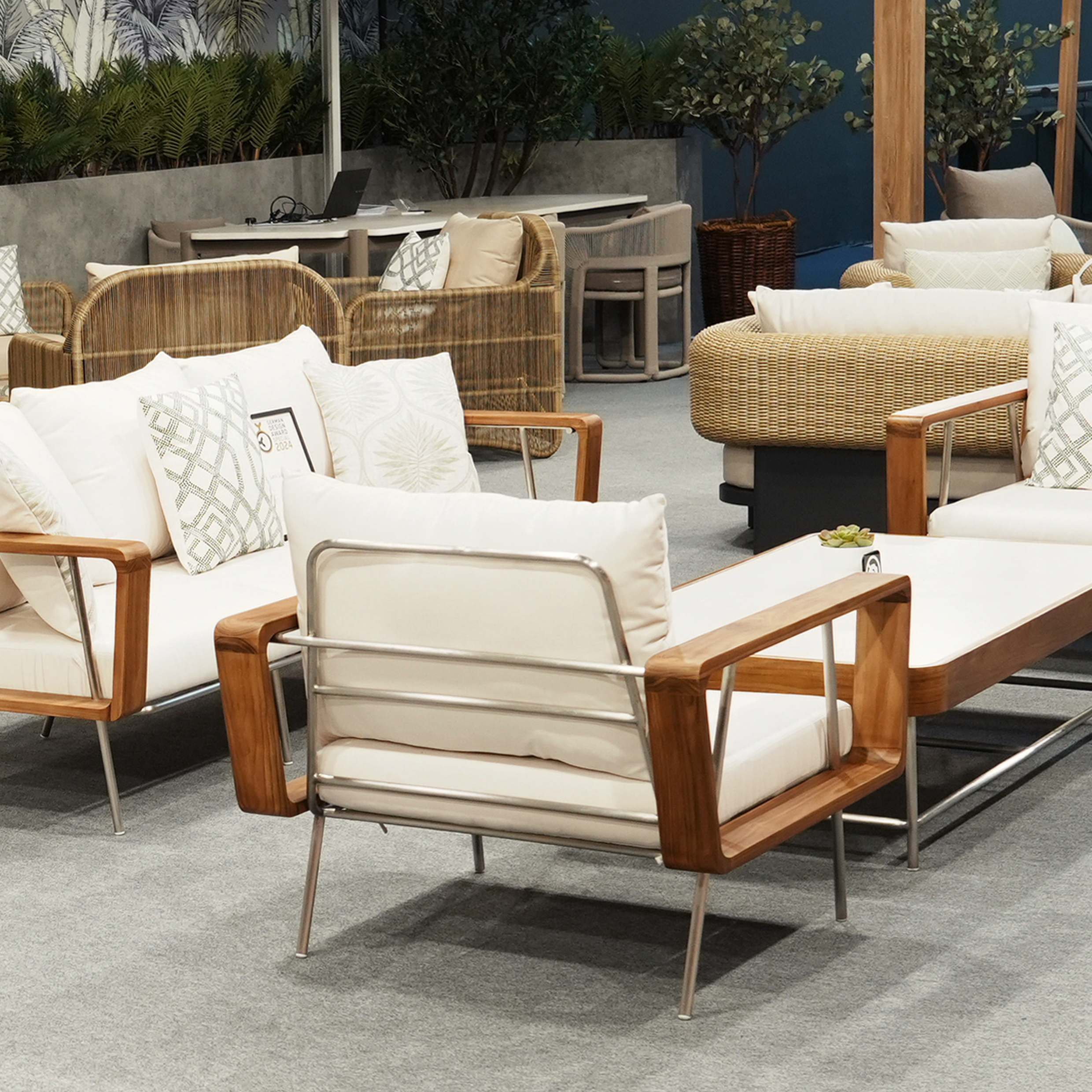 LEVI LOUNGE CHAIR