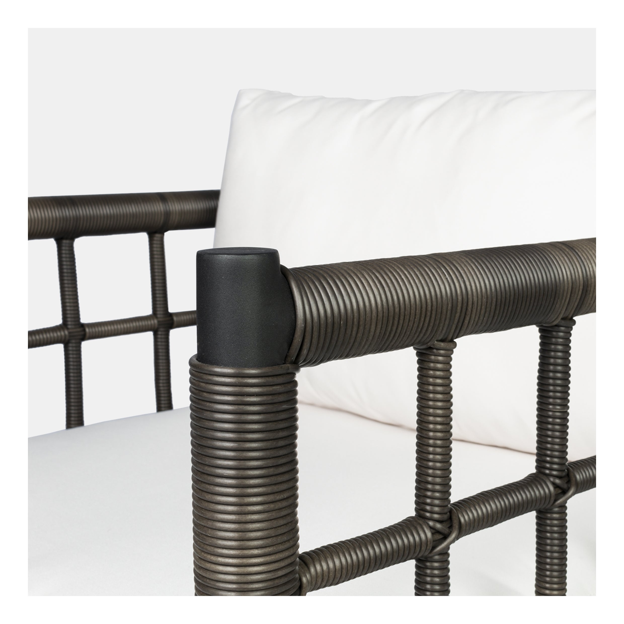 AVIVA LOUNGE CHAIR