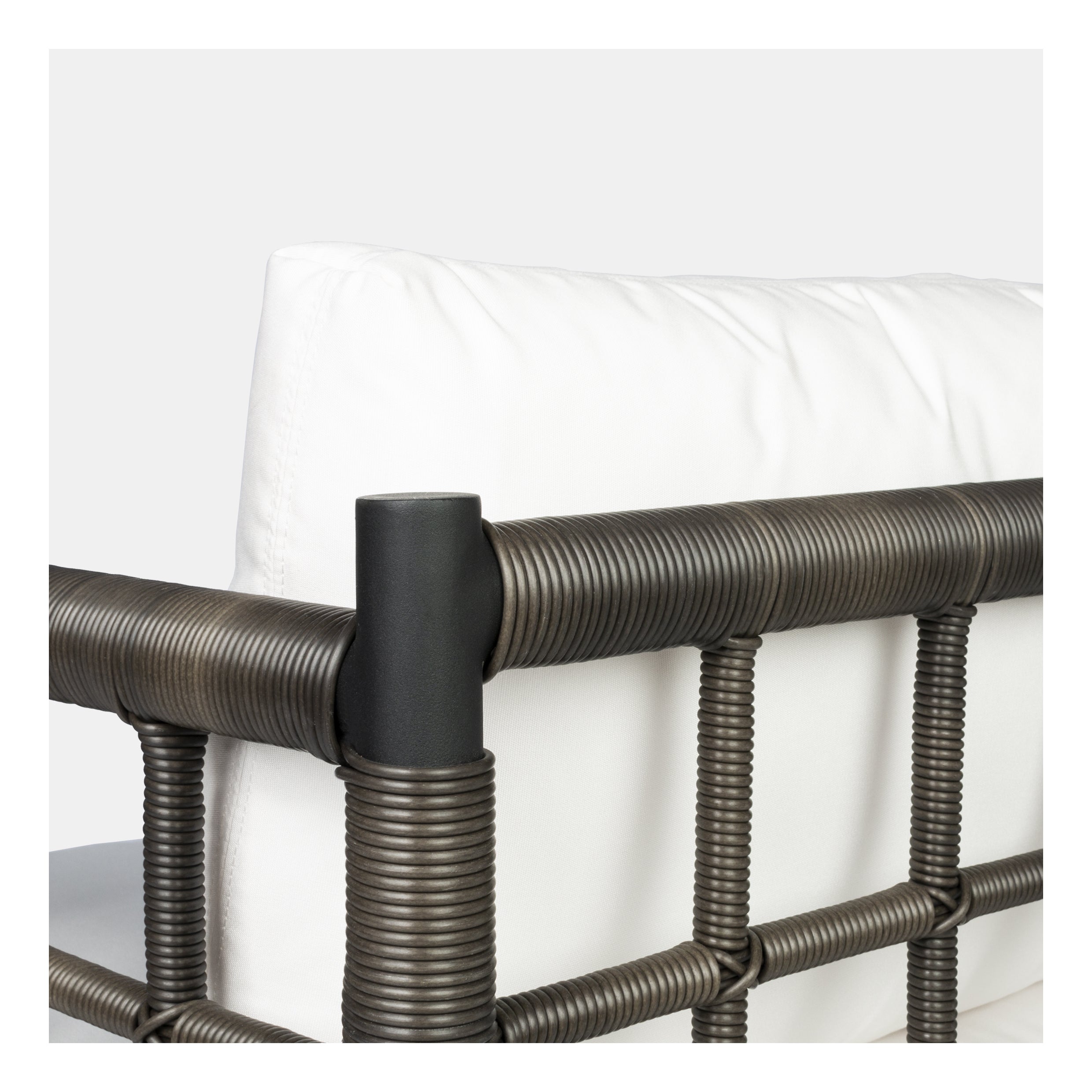 AVIVA LOUNGE CHAIR