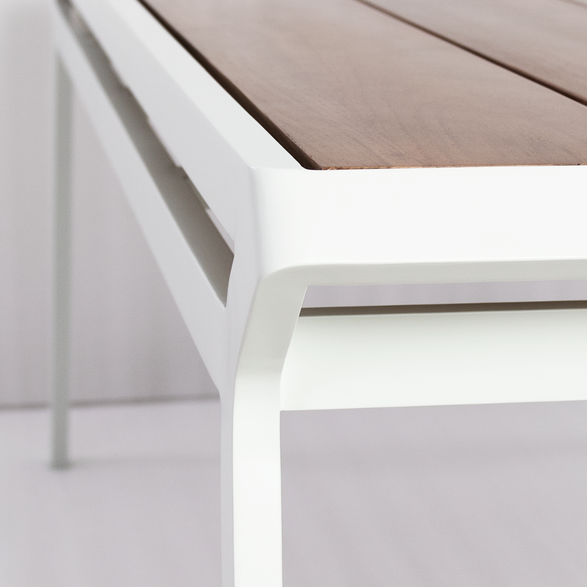 ALBIS DINING TABLE